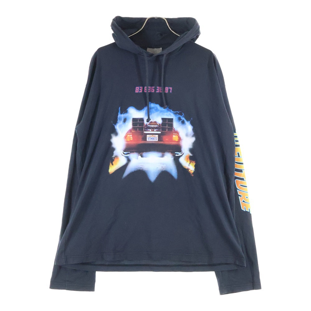 VTMNTS(ブイティーエムエヌティーエス) 22SS BACK TO THE FUTURE JERSEY HOODIE バックトゥザフューチャープリントプルオーバーパーカー VL12TR400B ブラック