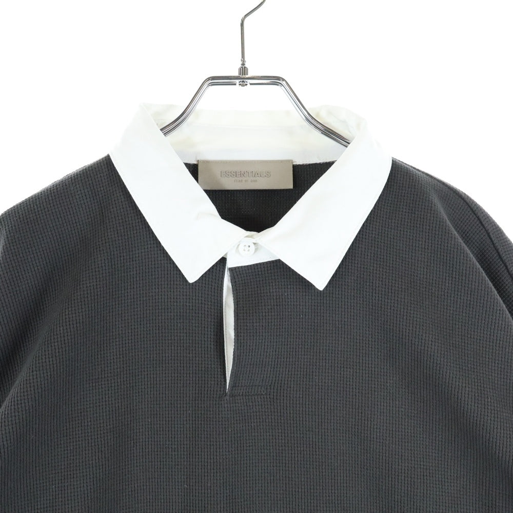FEAR OF GOD ESSENTIALS(フィアオブゴッド エッセンシャルズ) 23SS フロントロゴ ワッフル 長袖ポロシャツ ダークグレー/ホワイト