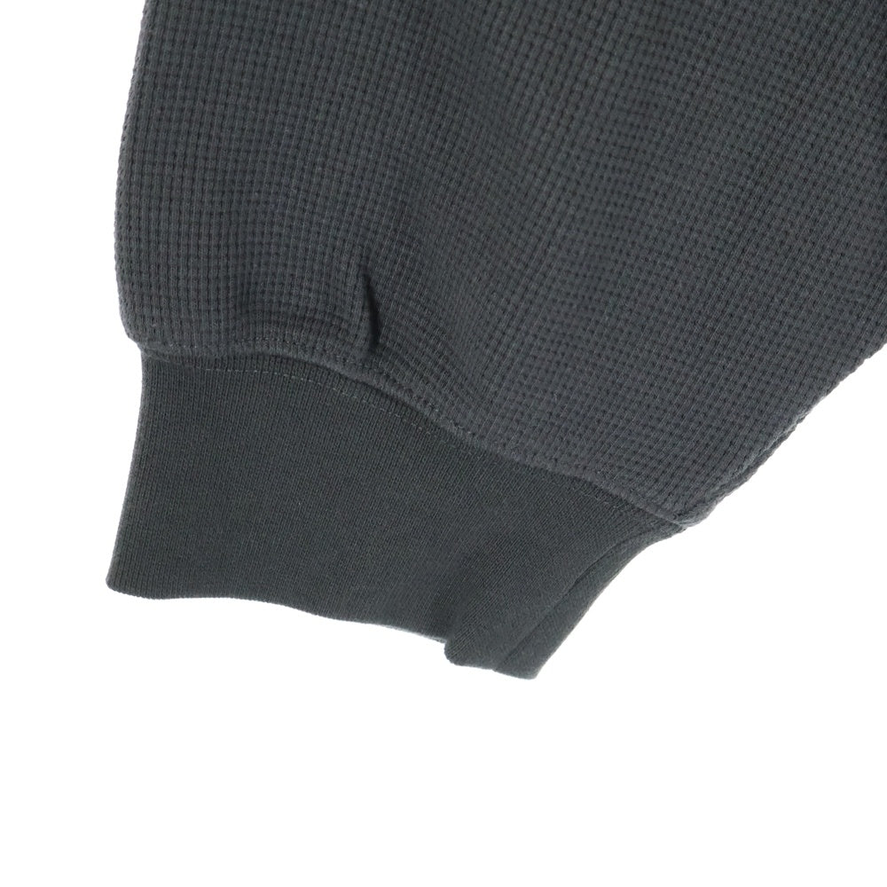 FEAR OF GOD ESSENTIALS(フィアオブゴッド エッセンシャルズ) 23SS フロントロゴ ワッフル 長袖ポロシャツ ダークグレー/ホワイト