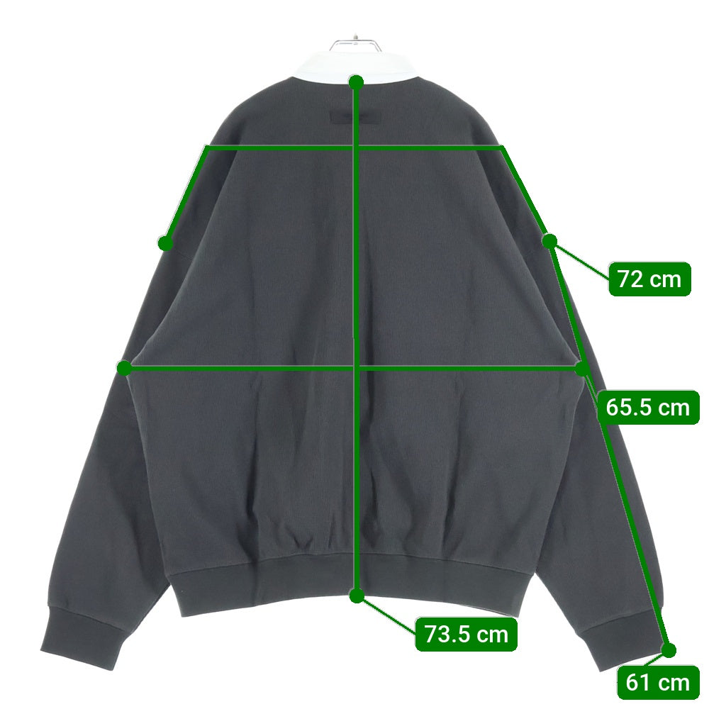 FEAR OF GOD ESSENTIALS(フィアオブゴッド エッセンシャルズ) 23SS フロントロゴ ワッフル 長袖ポロシャツ ダークグレー/ホワイト