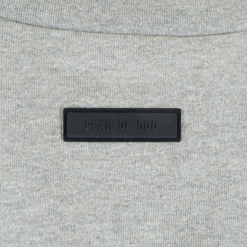 FEAR OF GOD ESSENTIALS(フィアオブゴッド エッセンシャルズ) フロントロゴ モックネック長袖Tシャツ カットソー グレー