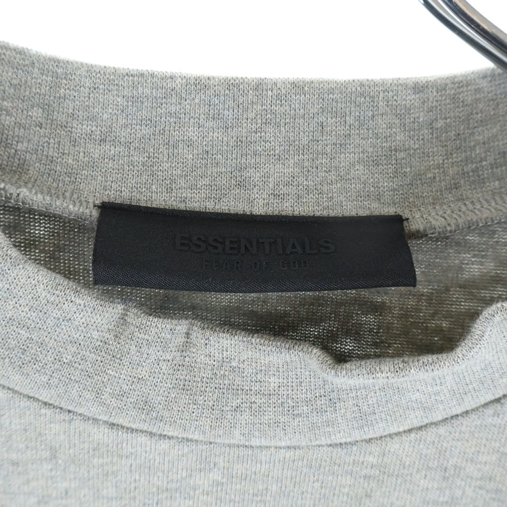 FEAR OF GOD ESSENTIALS(フィアオブゴッド エッセンシャルズ) フロントロゴ モックネック長袖Tシャツ カットソー グレー