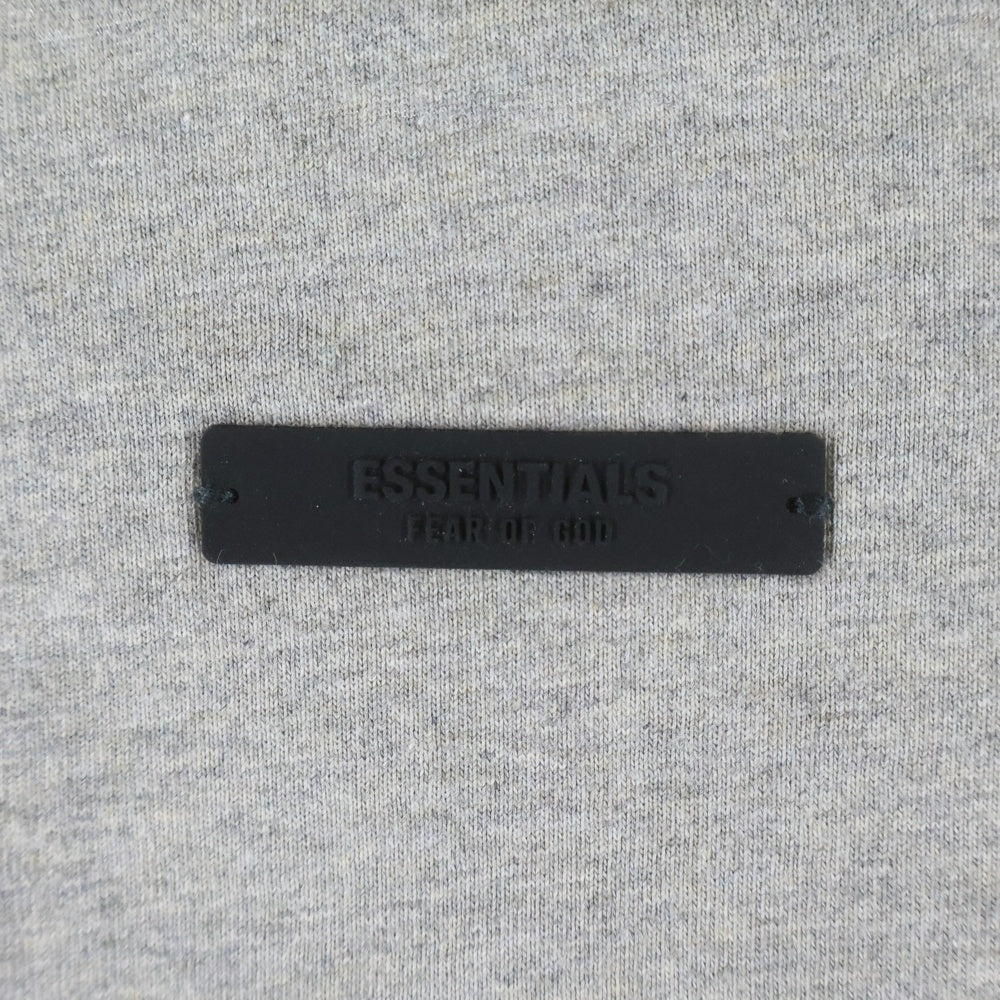 FEAR OF GOD ESSENTIALS(フィアオブゴッド エッセンシャルズ) ロゴプリント 長袖Tシャツ カットソー グレー