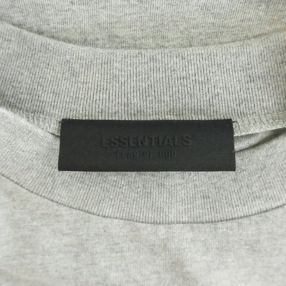 FEAR OF GOD ESSENTIALS(フィアオブゴッド エッセンシャルズ) ロゴプリント 長袖Tシャツ カットソー グレー