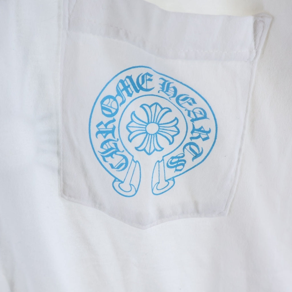 CHROME HEARTS(クロムハーツ) Blue Cross L/S ホースシュー ポケット付き トリプル セメタリークロス バックプリント 長袖Tシャツ ロングスリーブ カットソー ホワイト/ブルー