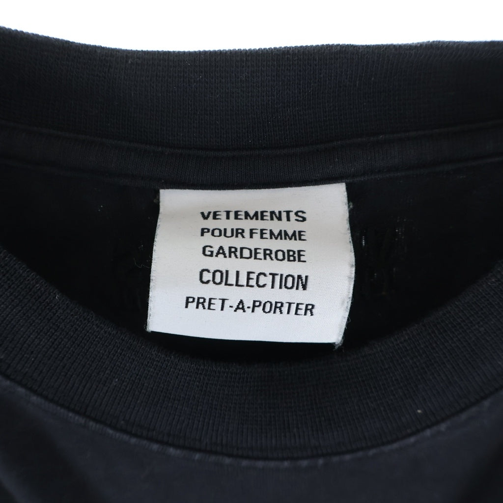 VETEMENTS(ヴェトモン) BIKER CROSS LOGO FRONT SLEEVE TEE バイカー クロスロゴ フロント スリーブ 半袖Tシャツ カットソー ブラック レディース