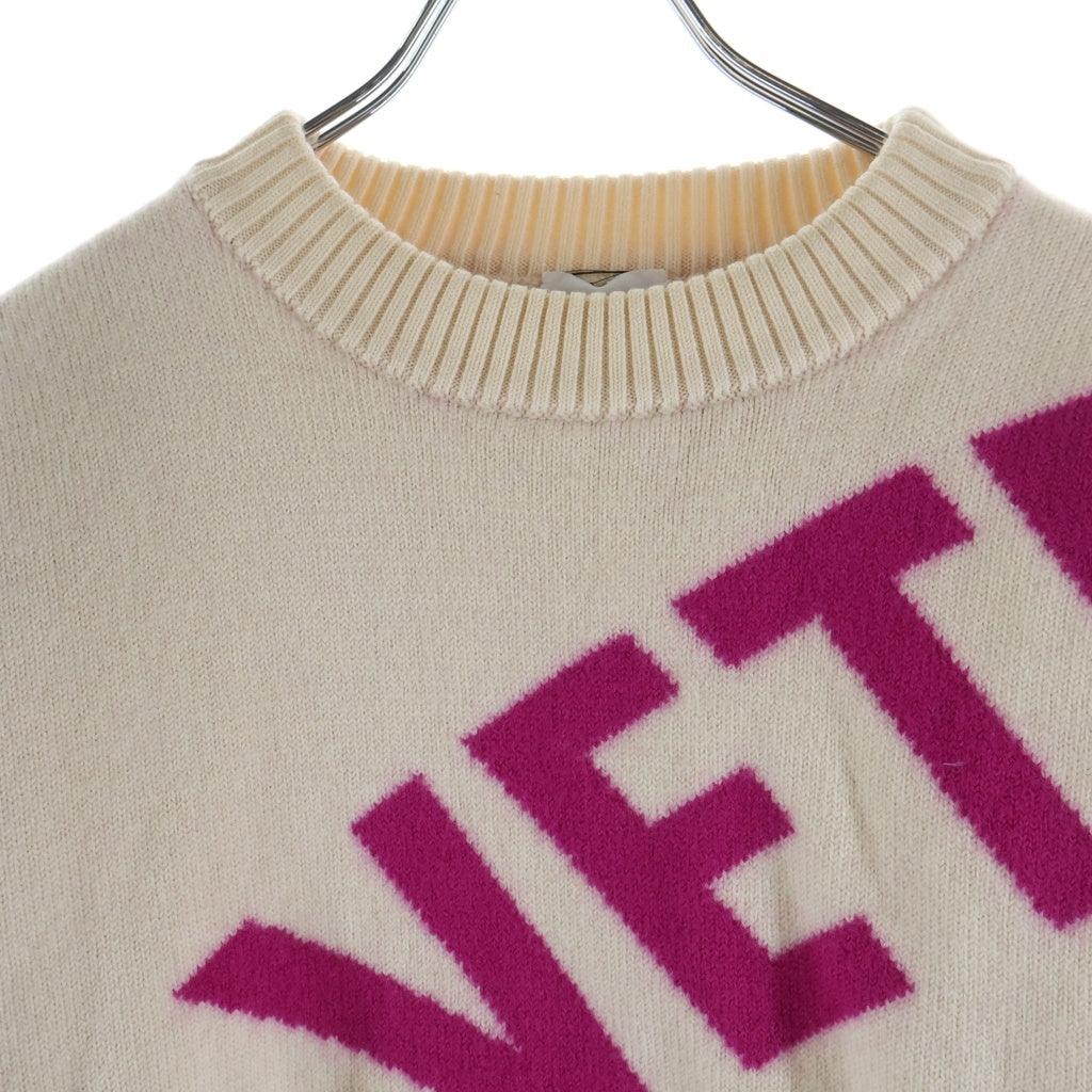 VETEMENTS(ヴェトモン) Allover Maxi Logo Crew Kint Sweat UA53KN200W ビックロゴ クルーネックニットセーター ホワイト/ピンク