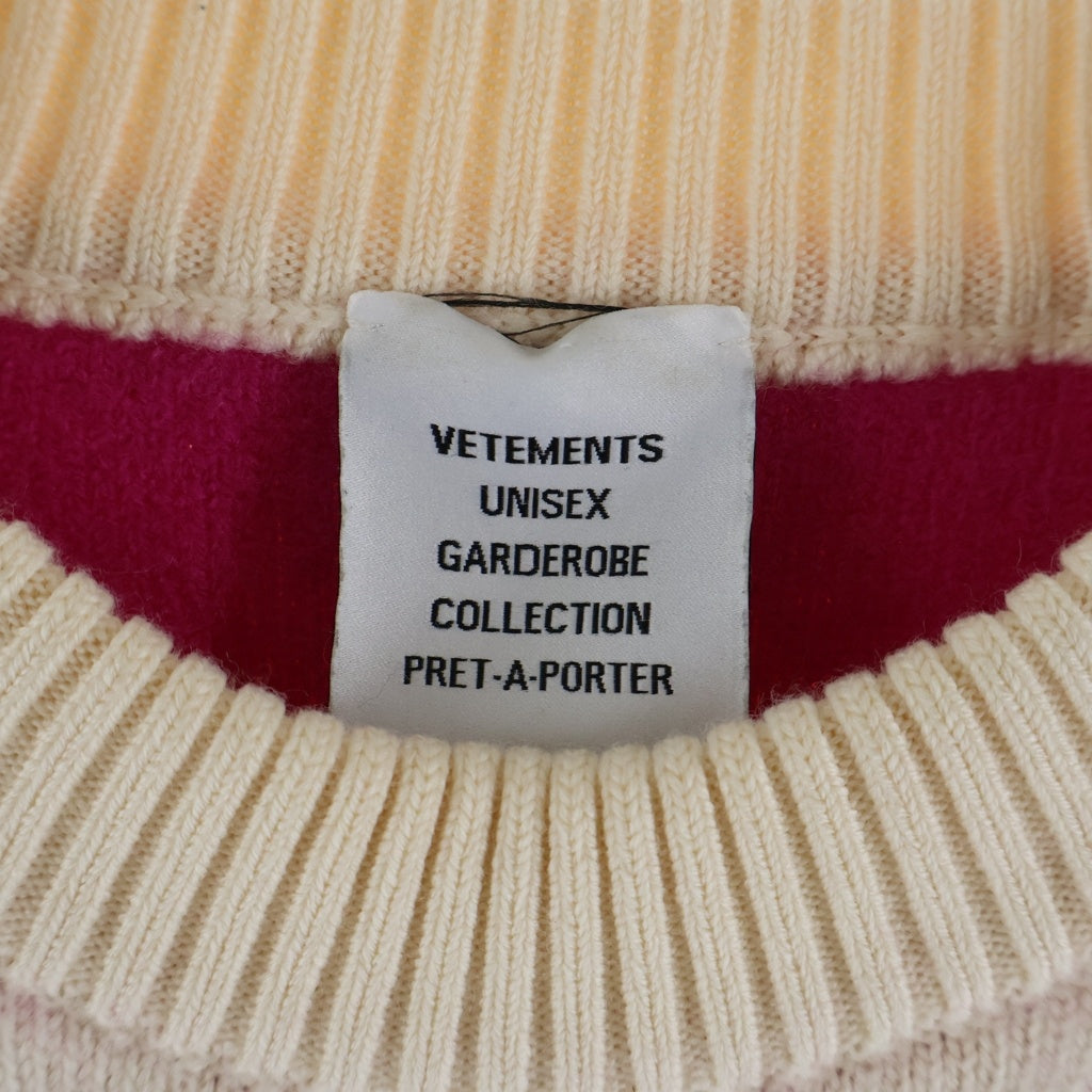 VETEMENTS(ヴェトモン) Allover Maxi Logo Crew Kint Sweat UA53KN200W ビックロゴ クルーネックニットセーター ホワイト/ピンク