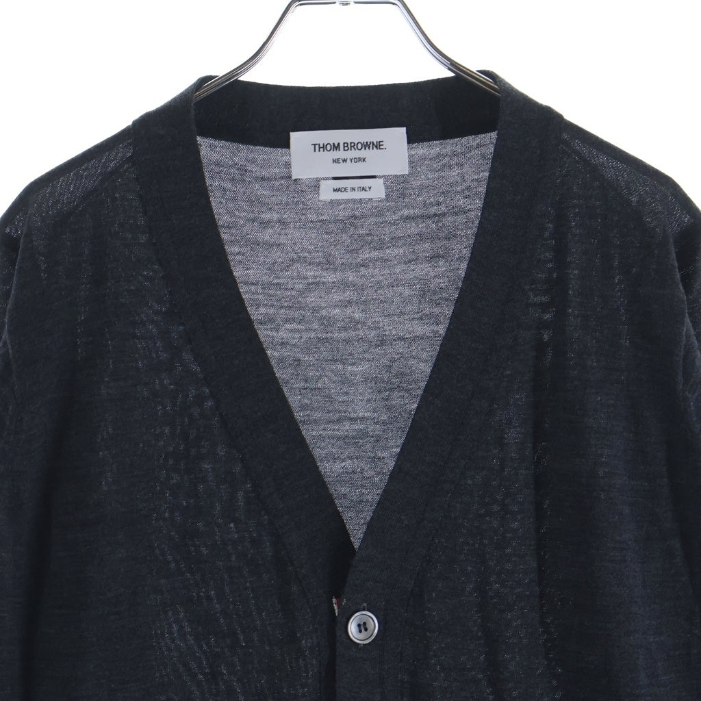 THOM BROWNE(トムブラウン) メリノウール 4-BAR クラシック Vネックニットカーディガン チャコールグレー MKC002A-Y1014022