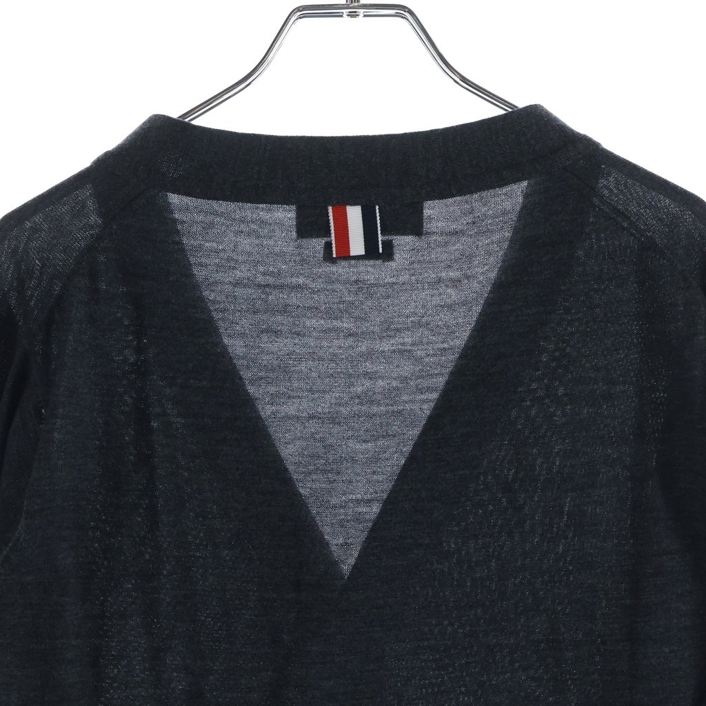 THOM BROWNE(トムブラウン) メリノウール 4-BAR クラシック Vネックニットカーディガン チャコールグレー MKC002A-Y1014022