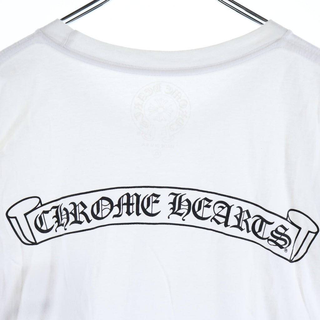 CHROME HEARTS(クロムハーツ) SCROLL LABEL S/S TEE スクロールラベル チェストポケット バックロゴプリント クルーネック半袖Tシャツ カットソー ホワイト
