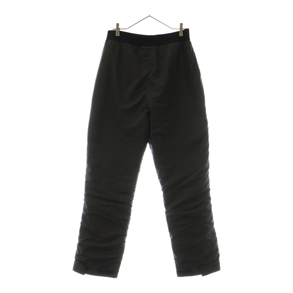 FEAR OF GOD ESSENTIALS(フィアオブゴッド エッセンシャルズ) STORM PANTフロントラバーロゴ中綿ナイロンパンツ