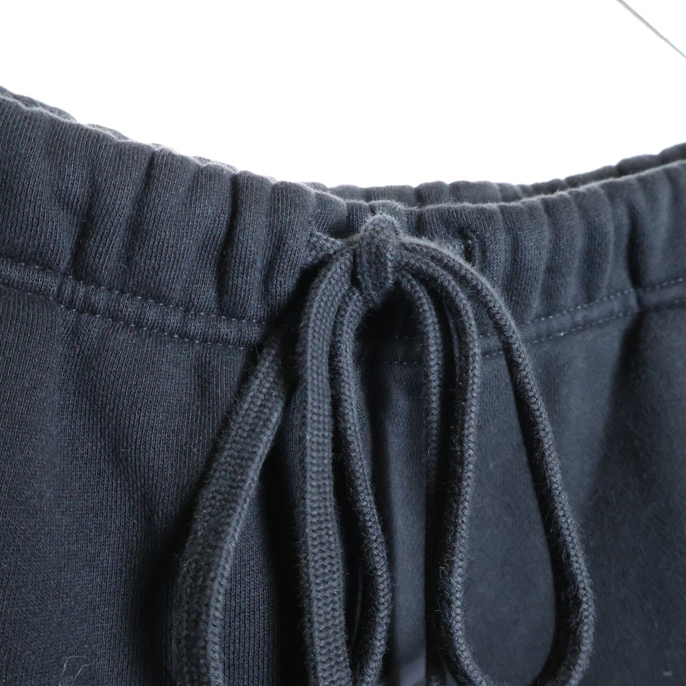 FEAR OF GOD ESSENTIALS(フィアオブゴッド エッセンシャルズ) フロントラバーロゴプリント スウェットパンツ ブラック