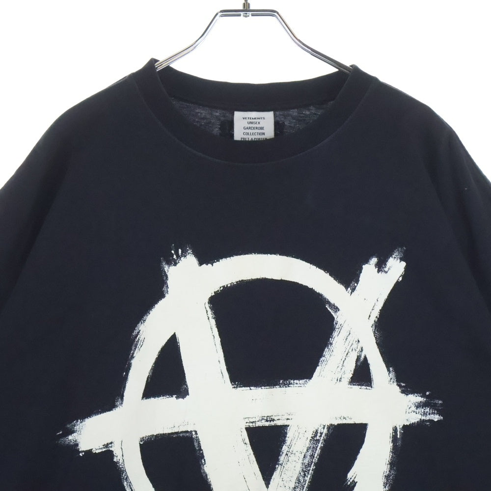 VETEMENTS(ヴェトモン) 21SS Anarchy Gothic Logo T Shirt UE51TR640B アナーキー ゴシックロゴ クルーネック半袖Tシャツカットソー ブラック