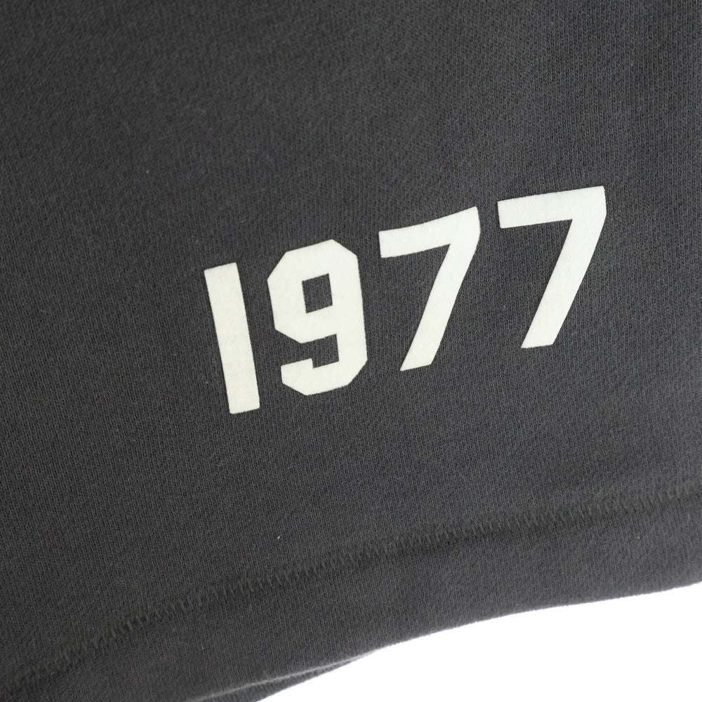 FEAR OF GOD ESSENTIALS(フィアオブゴッド エッセンシャルズ) SHORT PANTS 1977 フェルトロゴ スウェットハーフパンツ ショーツ グレー