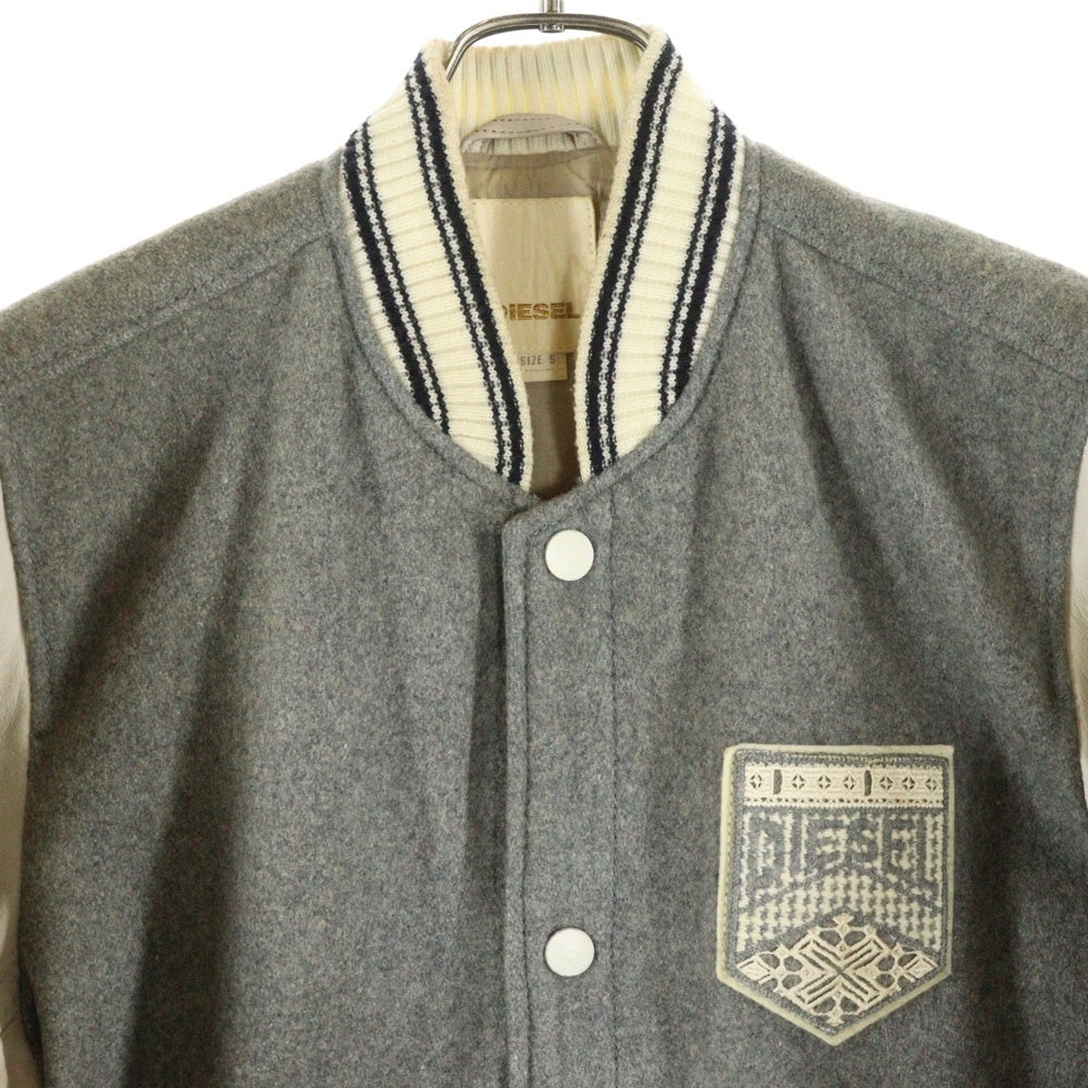 DIESEL(ディーゼル) フロントロゴワッペン刺繍 スタジアムジャケット スタジャン グレー