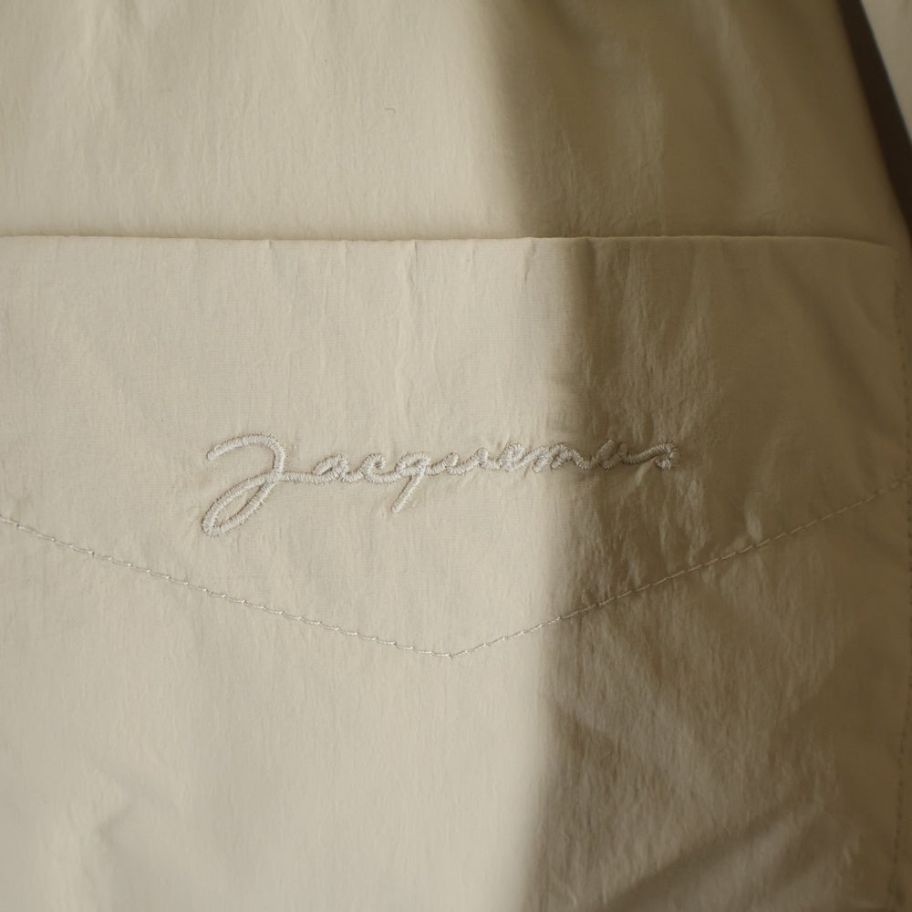 JACQUEMUS(ジャックムス) La Chemise Puffed Parka Jacket フロントワンポイントロゴ刺繍 ジップアップ中綿ジャケット ベージュ