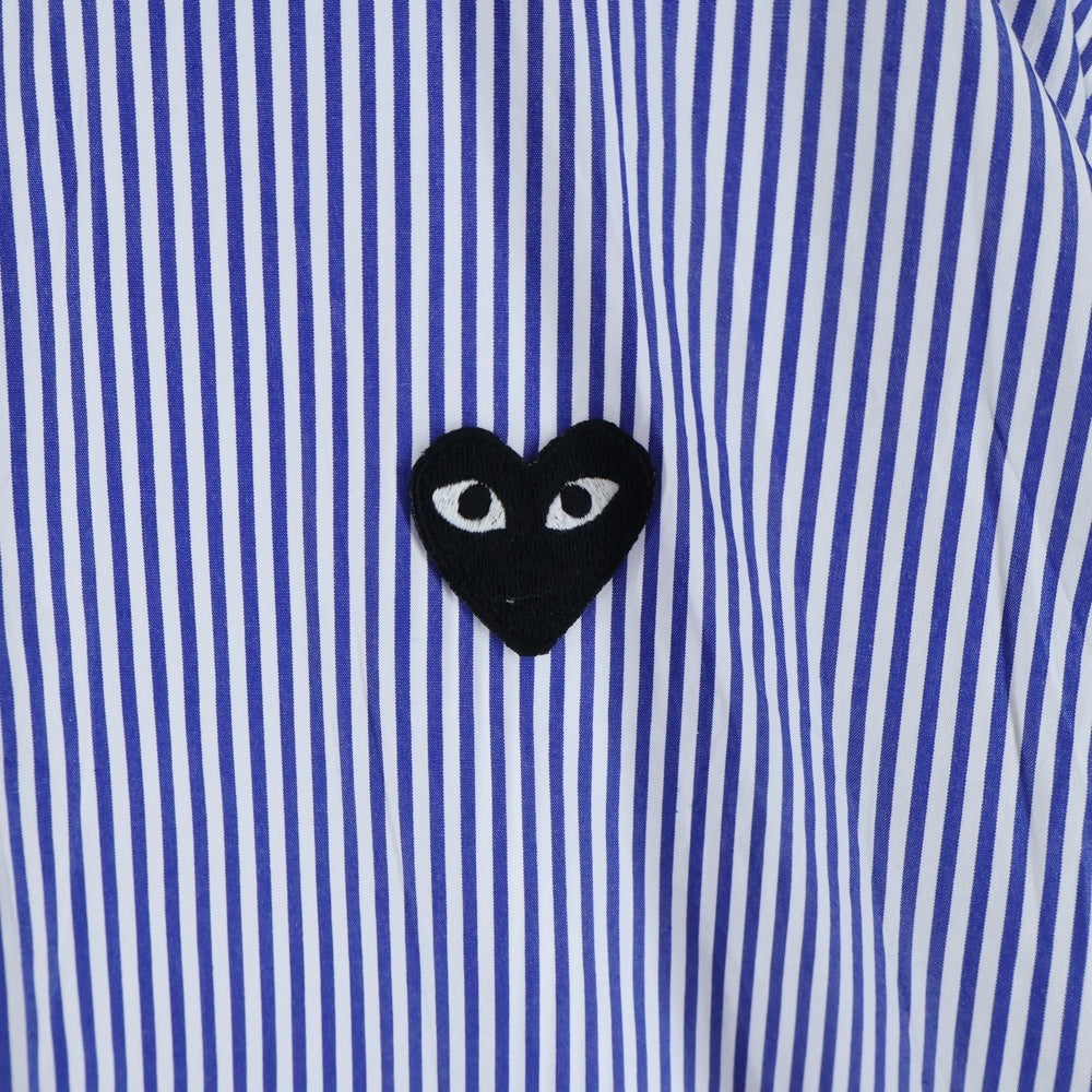 PLAY COMME des GARCONS(プレイコムデギャルソン) Stripe Shirt With Black Emblem Pattern AX-B018 フロントエンブレム刺繍 長袖コットンシャツ ブルー/ホワイト