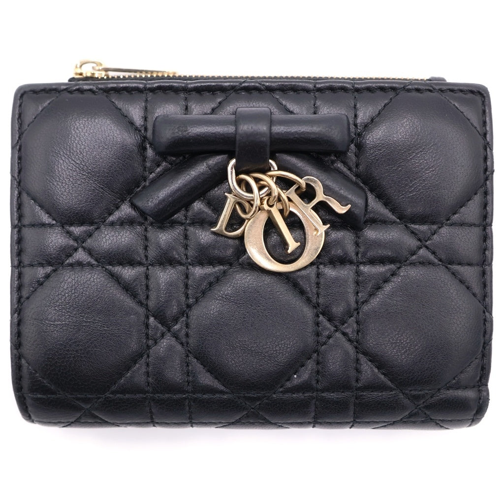 Christian Dior(クリスチャンディオール) Lady Dior Dahlia レディディオール 2つ折り財布 カナージュ リボン ロゴ金具 ラムスキン ブラック レディース