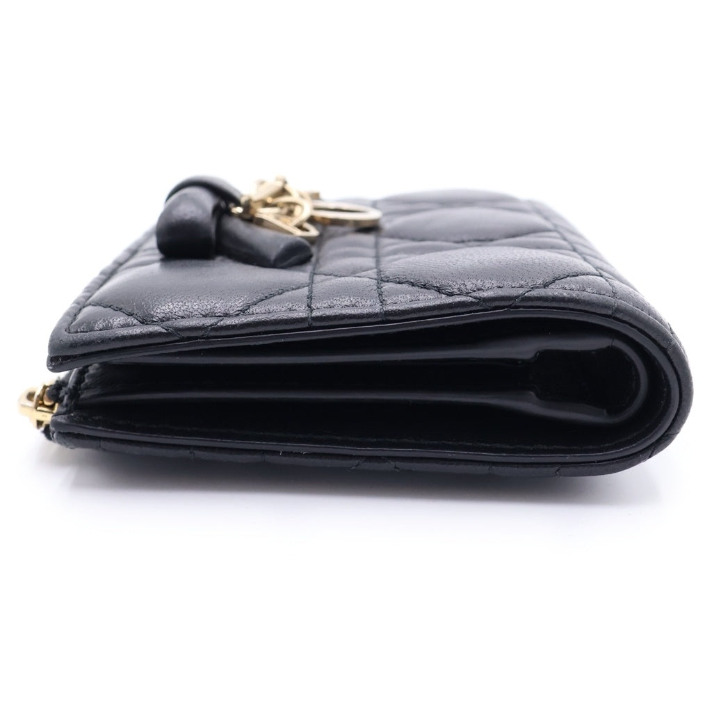 Christian Dior(クリスチャンディオール) Lady Dior Dahlia レディディオール 2つ折り財布 カナージュ リボン ロゴ金具 ラムスキン ブラック レディース