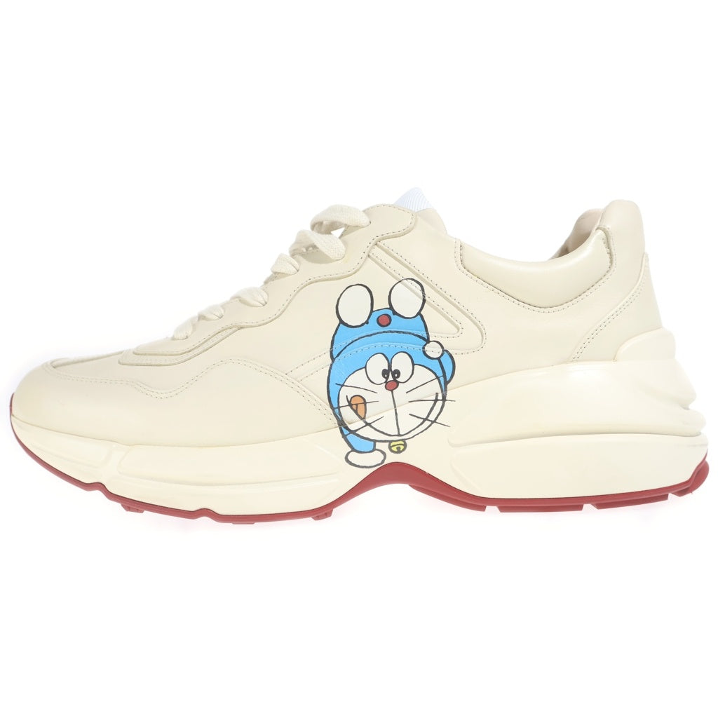GUCCI(グッチ) ×DORAEMON ドラえもん キャラクターロゴレザーミッドカットースニーカー ベージュ655025