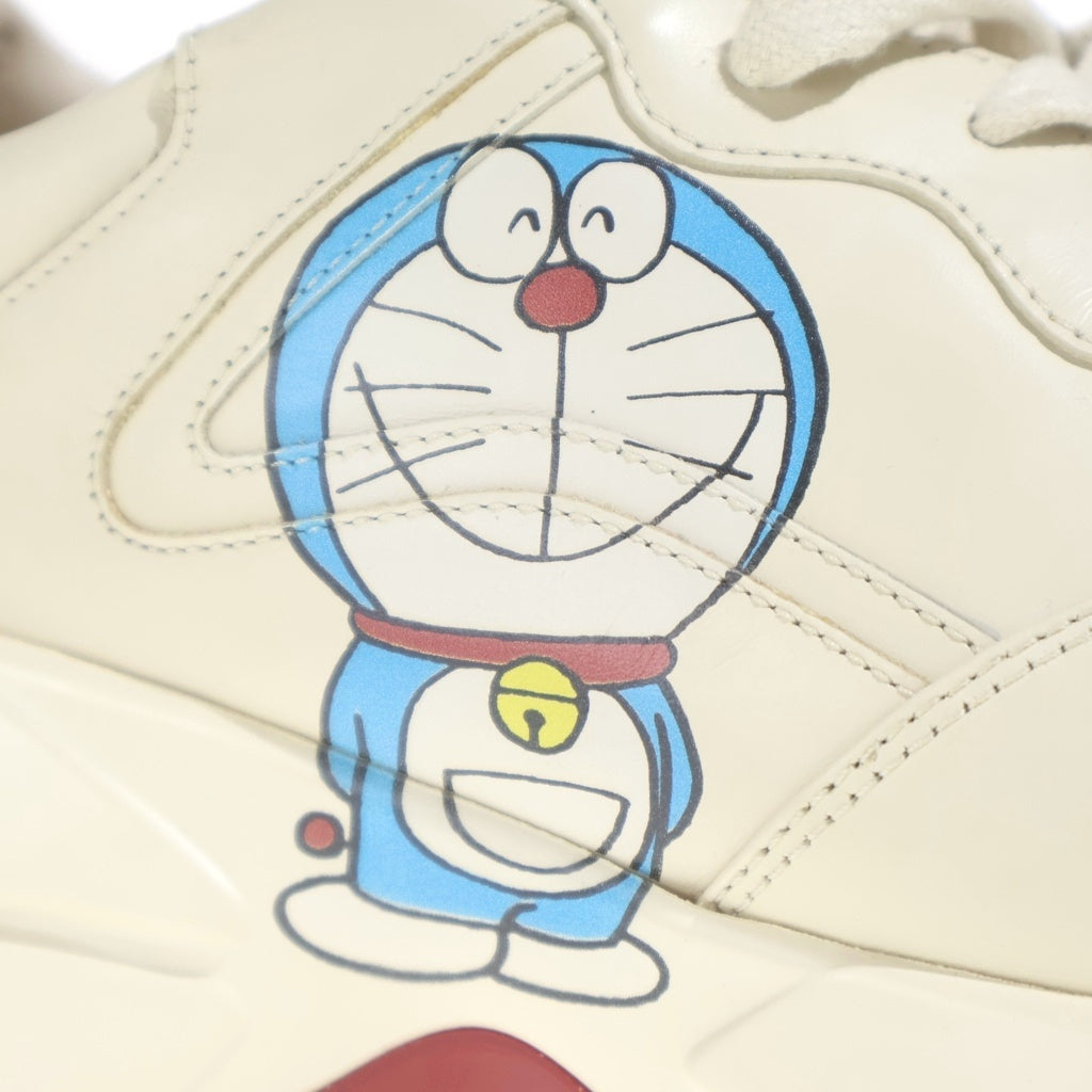 GUCCI(グッチ) ×DORAEMON ドラえもん キャラクターロゴレザーミッドカットースニーカー ベージュ655025