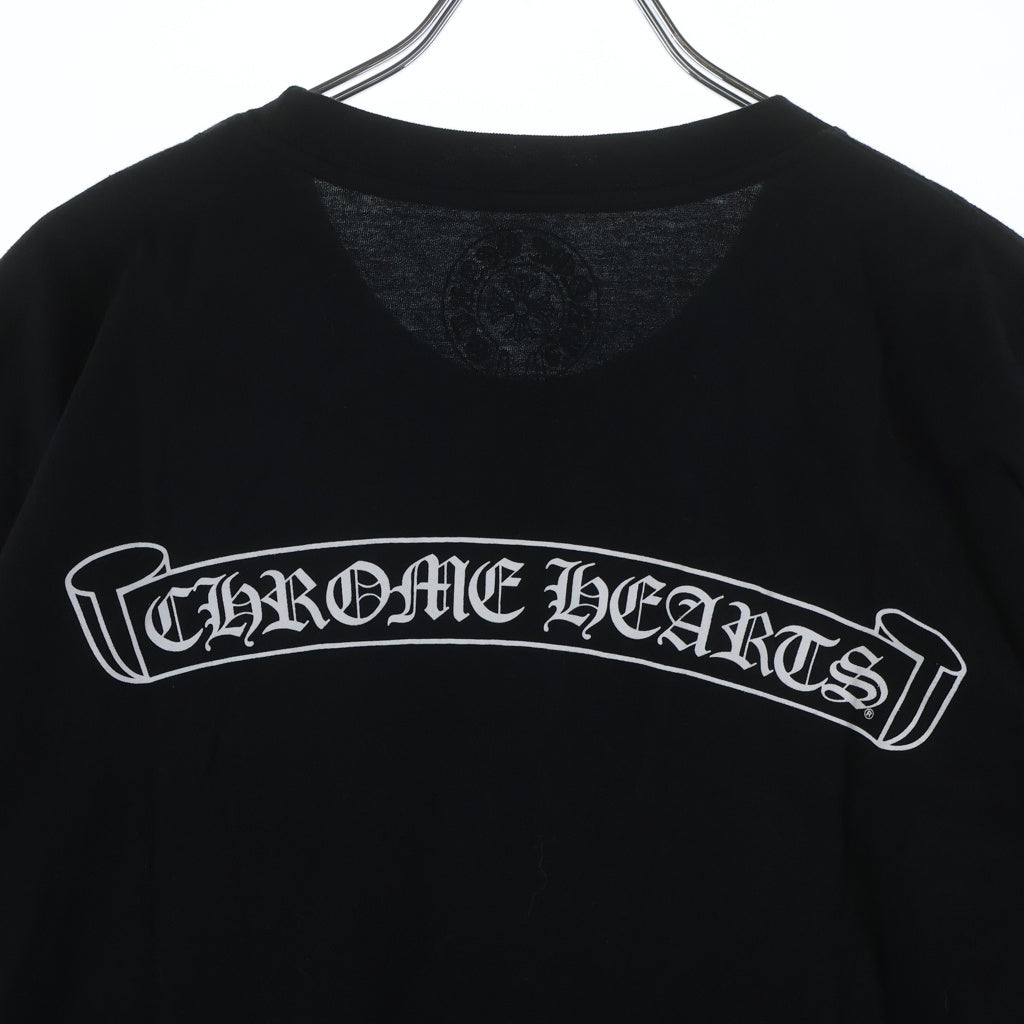 CHROME HEARTS(クロムハーツ) スクロールロゴプリント胸ポケット バックスクロールロゴプリント 半袖クルーネックTシャツ ブラック