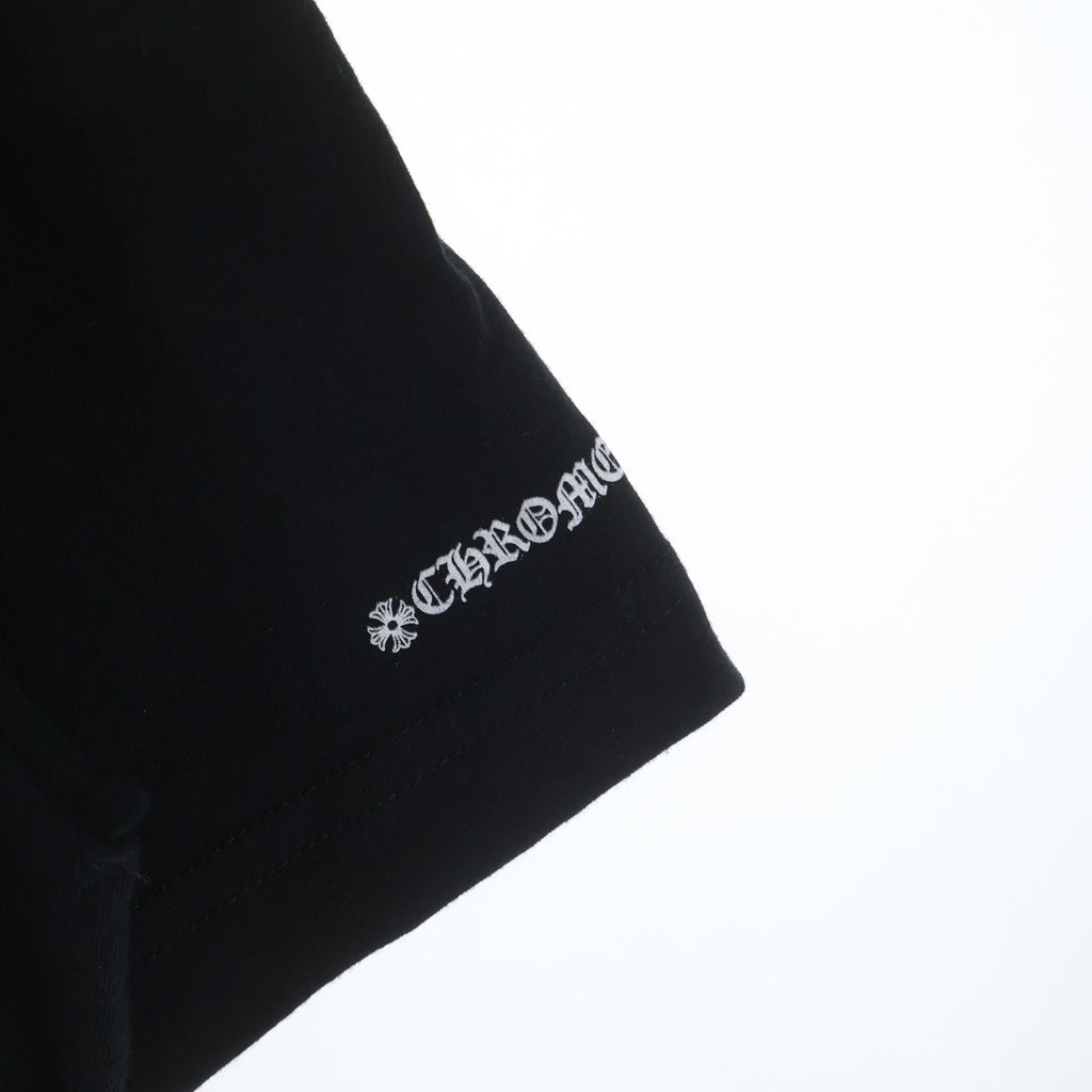 CHROME HEARTS(クロムハーツ) スクロールロゴプリント胸ポケット バックスクロールロゴプリント 半袖クルーネックTシャツ ブラック