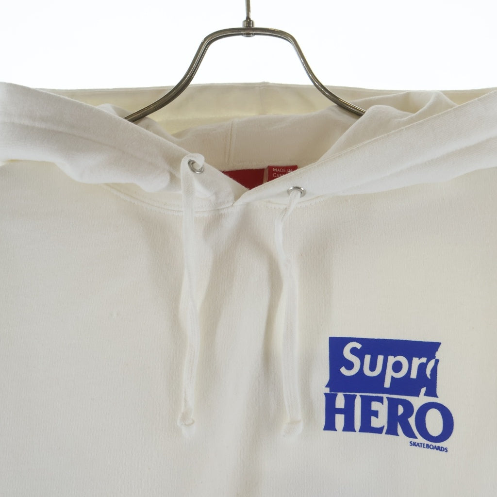 SUPREME(シュプリーム) 22SS ×ANTIHERO SUPR HEROロゴプリント プルオーバースウェットフーディー ホワイト/ブルー