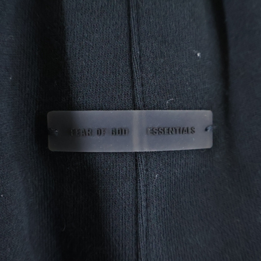 FEAR OF GOD ESSENTIALS(フィアオブゴッド エッセンシャルズ) 25AW CLASSIC SWEAT SHORT PANTS フロントラバーロゴプリント クラシック スウェットハーフパンツ ショーツ ブラック