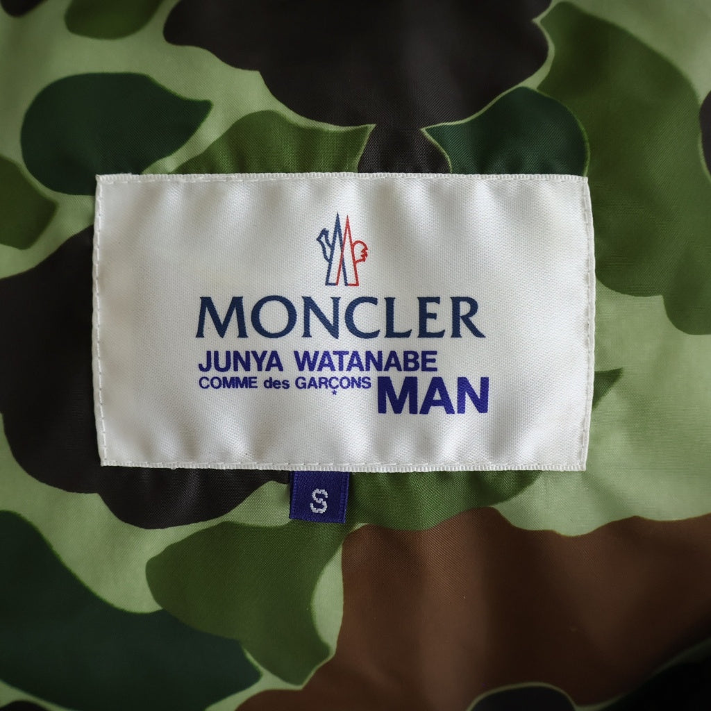MONCLER(モンクレール) 06AW × JUNYA WATANABE COMME des GARCONS DOWN VEST WR-J105 ジュンヤワタナベコムデギャルソン 裏地カモ柄 フロントワッペンロゴ刺繍 ジップアップ ダウンベスト ブラック
