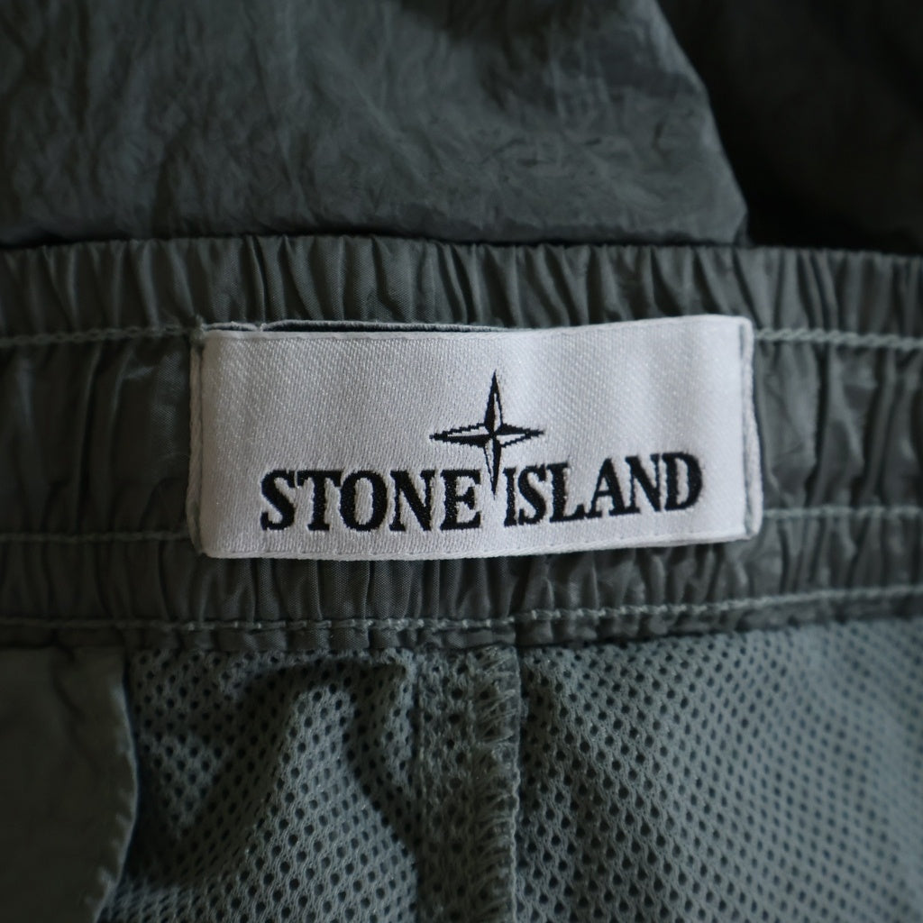 STONE ISLAND(ストーンアイランド) Nylon Metal Econyl Pants ロゴワッペン刺繍 ナイロン メタル エコニール ジョガーパンツ シルバー K2S153100013S0019