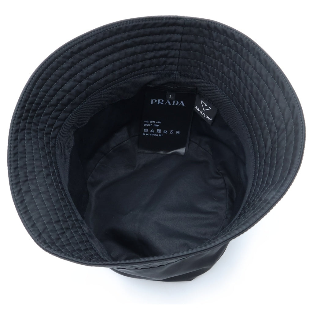 PRADA(プラダ) Re-Nylon トライアングルロゴプレート バケットハット ブラック 2HC137 2DMI レディース