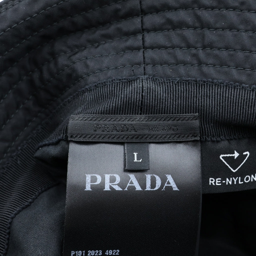 PRADA(プラダ) Re-Nylon トライアングルロゴプレート バケットハット ブラック 2HC137 2DMI レディース