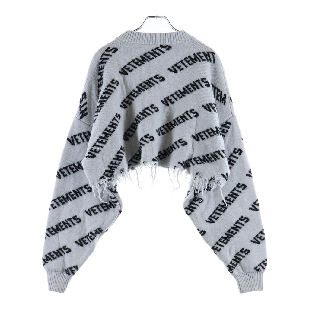 VETEMENTS(ヴェトモン) 23SS モノグラム クロップド ダメージ加工クルーネック長袖ニットセーター グレー UE63KN900G