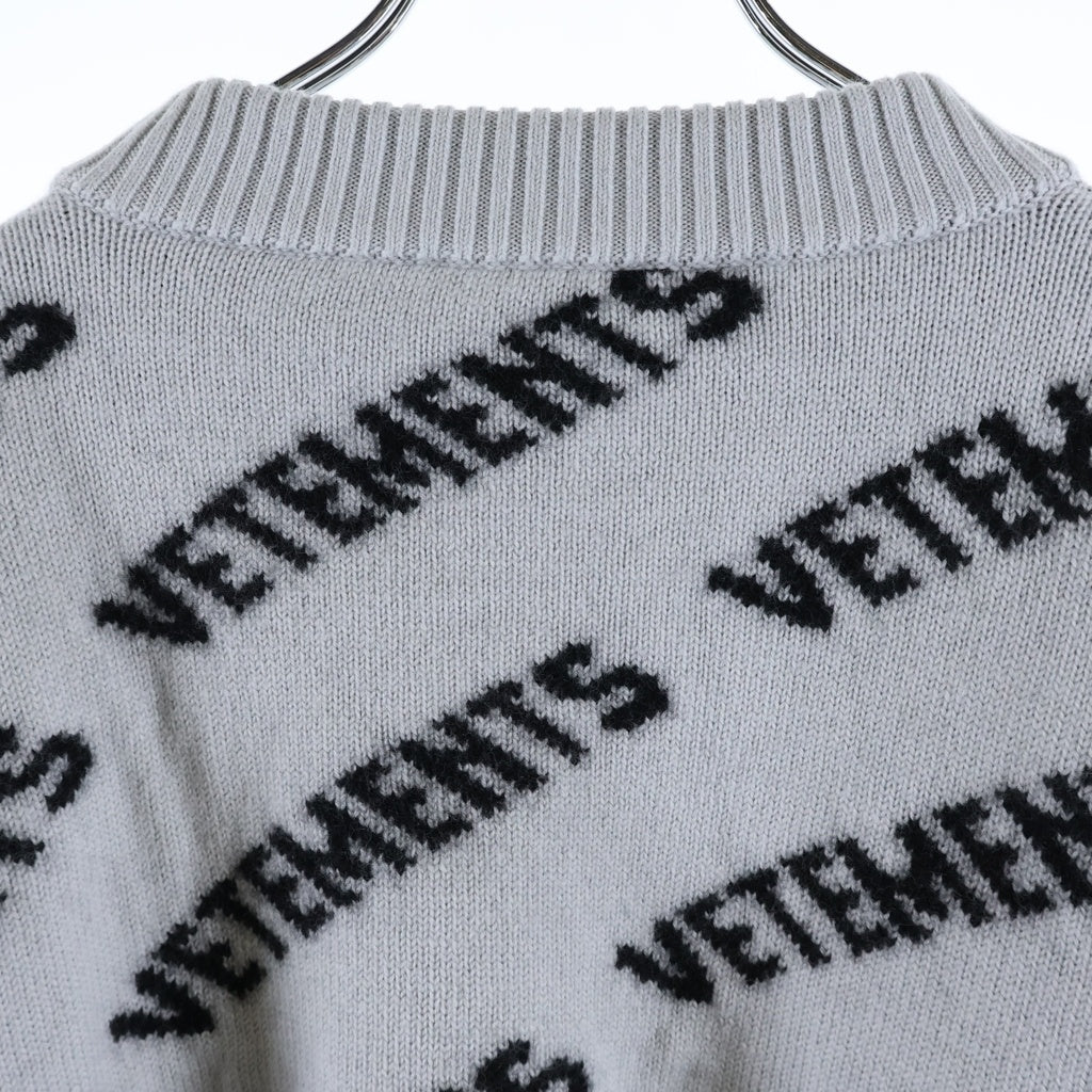 VETEMENTS(ヴェトモン) 23SS モノグラム クロップド ダメージ加工クルーネック長袖ニットセーター グレー UE63KN900G
