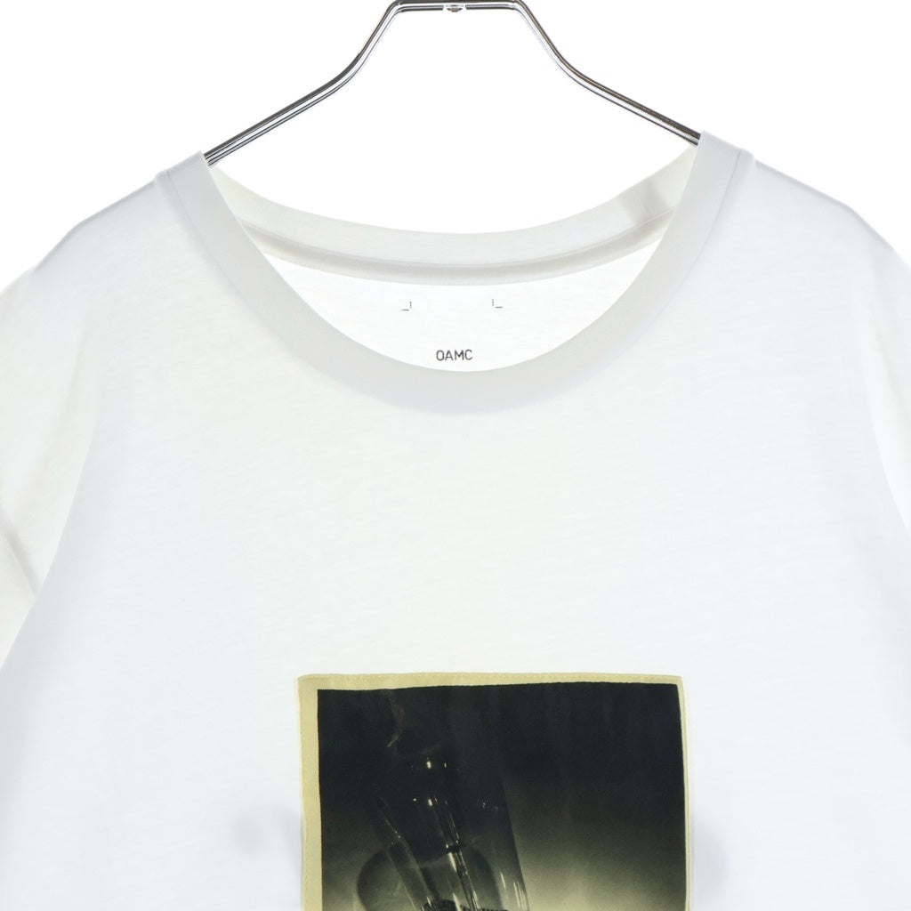 OAMC(オーエーエムシー) 24SS Graphic T-Shirts 24E28OAJ13 フロントグラフィックロゴプリント クルーネック半袖Tシャツカットソー ホワイト