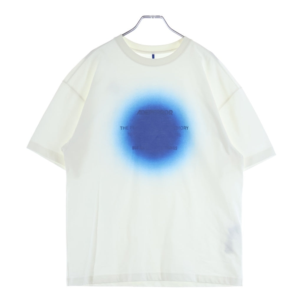 ADER ERROR(アーダーエラー) Eternity T-shirt Product. 46 フエターニティ プロダクト フォーティーシックス ロントスプレーグラフィックプリント クルーネック半袖Tシャツ BO01SSTS0112BL