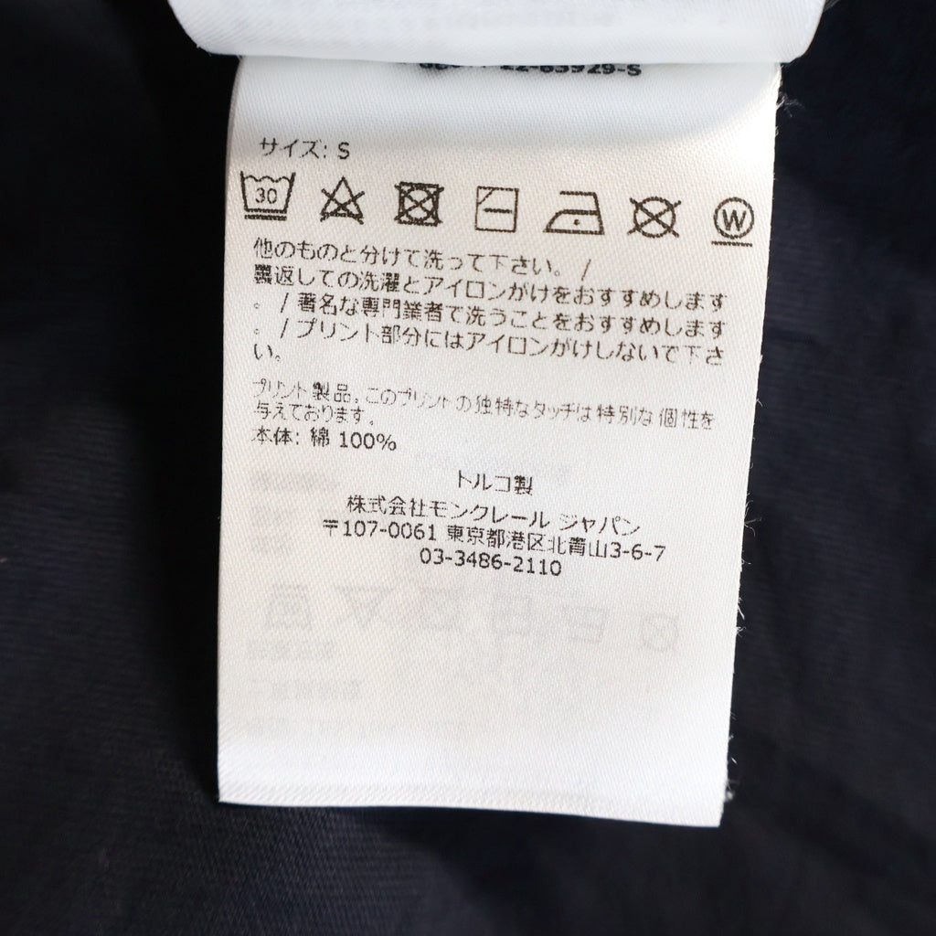 MONCLER(モンクレール) フロッキーロゴ刺繍 フロントロゴプリントクルーネック半袖Tシャツカットソーブラック I20918C00047-8390T