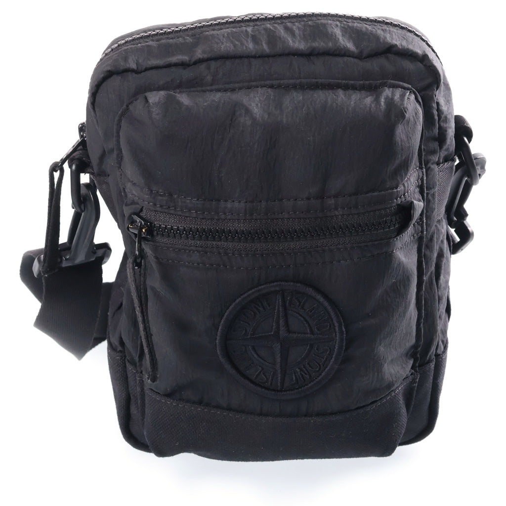 STONE ISLAND(ストーンアイランド) 25SS COMPASSロゴ刺繍 ナイロンメッシュショルダーバッグ ブラック K1S159200908S0076
