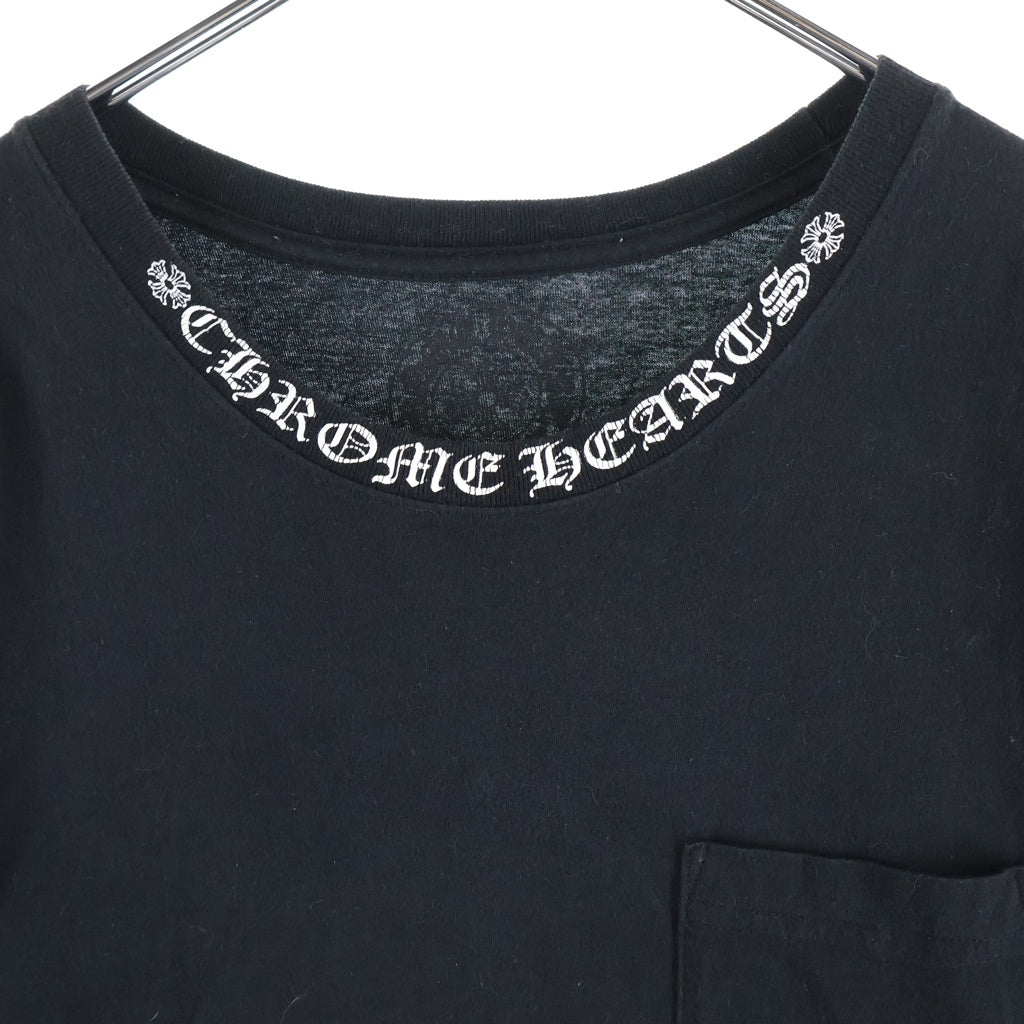 CHROME HEARTS(クロムハーツ) NECK LOGO S/S TEE ネックロゴプリント チェストポケット クルーネック半袖Tシャツ カットソー ブラック