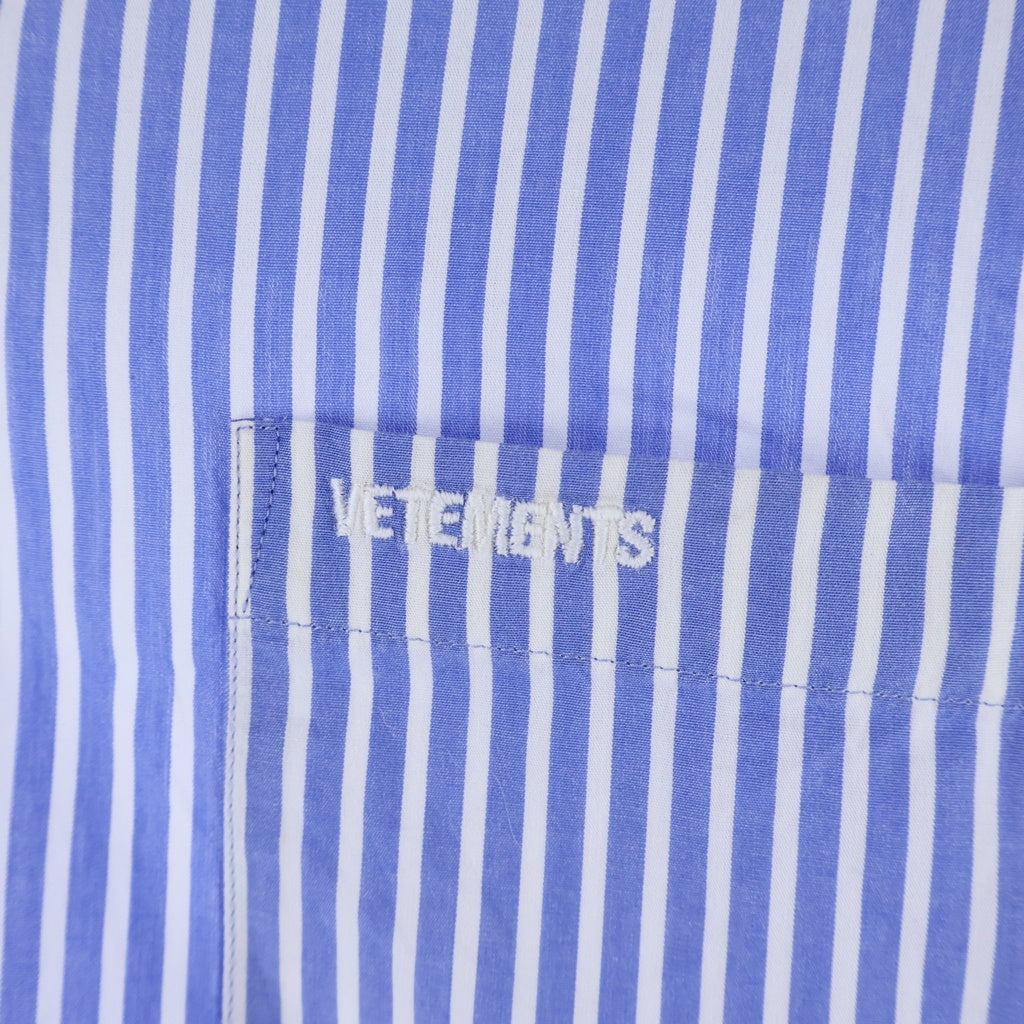 VETEMENTS(ヴェトモン) フロントロゴ刺繍 エンブロイダリー コットンストライプ長袖シャツ ブルーWSS196051