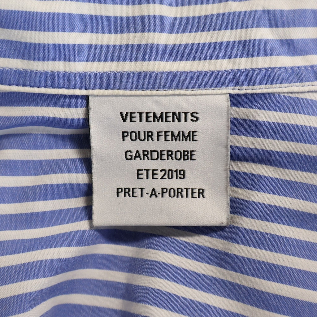 VETEMENTS(ヴェトモン) フロントロゴ刺繍 エンブロイダリー コットンストライプ長袖シャツ ブルーWSS196051