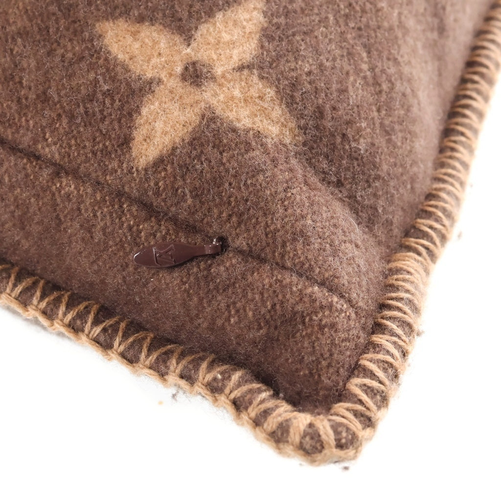 LOUIS VUITTON(ルイヴィトン) フライト・モード クッション・ネオ モノグラム カシミヤ混ウールクッション ブラウン M79271 レディース