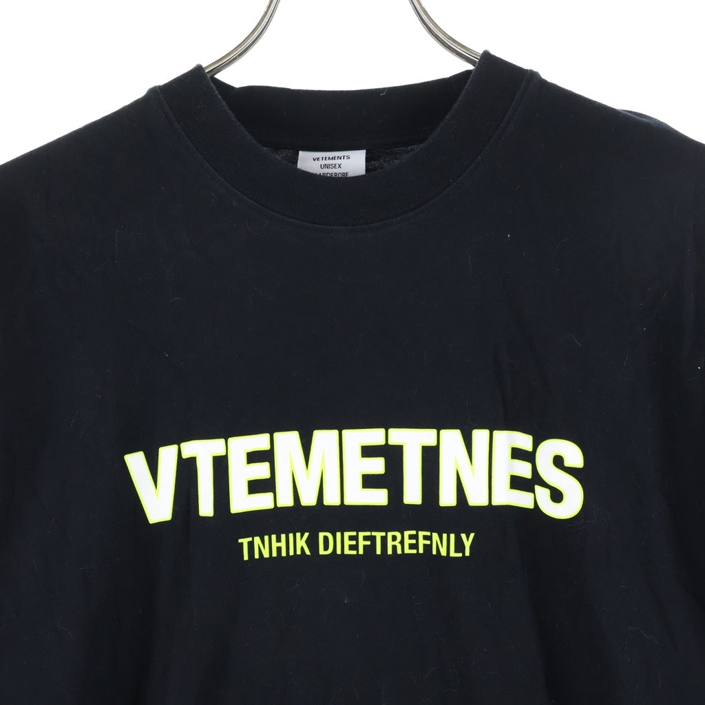 VETEMENTS(ヴェトモン) Mispelt Logo T-Shirt ミスぺルト ロゴ クルーネック半袖Tシャツカットソー ブラック UE52TR170B