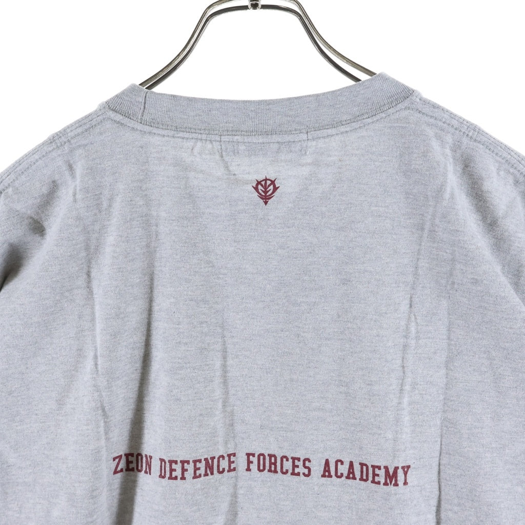 V.A.(ヴイエー) ×FRAGMENT DESIGN GUNDAM Military Academy Crew Sweat 08 フラグメントデザイン ガンダム フロントプリント クルーネックスウェットトレーナー グレー/レッド VBM-15340-C