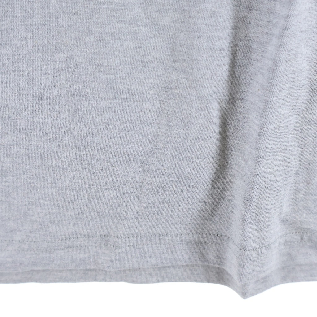 V.A.(ヴイエー) ×FRAGMENT DESIGN GUNDAM Military Academy Crew Sweat 08 フラグメントデザイン ガンダム フロントプリント クルーネックスウェットトレーナー グレー/レッド VBM-15340-C