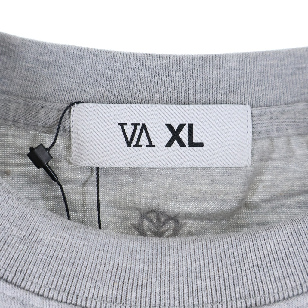 V.A.(ヴイエー) ×FRAGMENT DESIGN GUNDAM Military Academy Crew Sweat 08 フラグメントデザイン ガンダム フロントプリント クルーネックスウェットトレーナー グレー/レッド VBM-15340-C