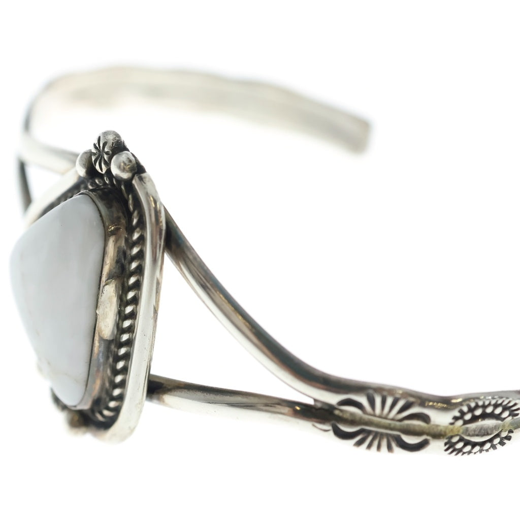 INDIAN JEWELRY(インディアンジュエリー) NAVAJO STERLING製 ナバホ族 スターリング刻印 ホワイトバッファローターコイズ バングル シルバー/ホワイト