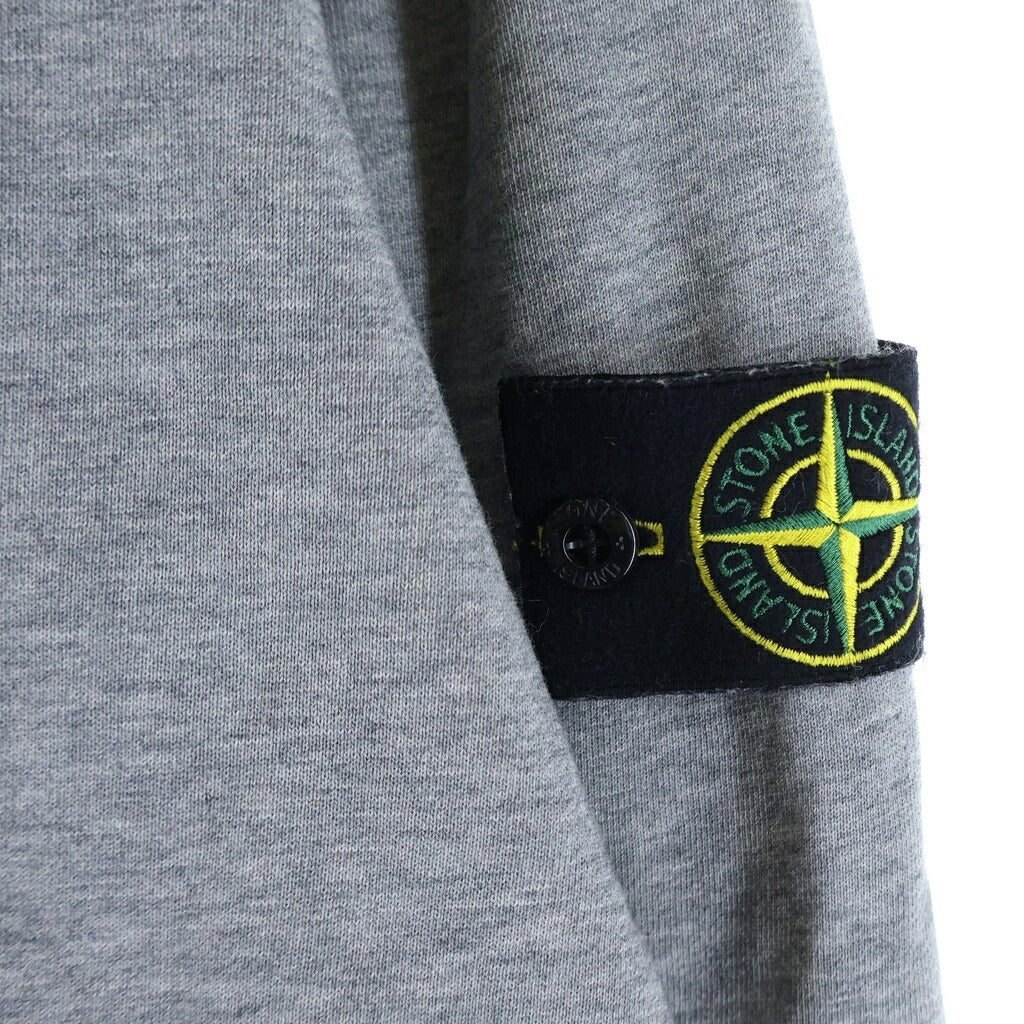 STONE ISLAND(ストーンアイランド) 24SS ORGANIC COTTON FLEECE ショルダーロゴワッペン コットン クルーネック長袖スウェットトレーナー グレー K1S156100044S0051
